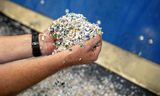 Plasticsnippers afkomstig van afval, klaar om gerecycled te worden, bij Veolia in Vroomshoop.