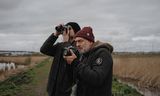 Begijn Le Bleu (l.) en Jeroen Denaeghel,  makers van vogelglossy Fwiet, op zoek naar bijzondere vogels in natuurgebied Groot Rietveld nabij Antwerpen.