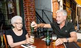 Anneke Wijngaarde (87) en Frank Nolen (65) drinken een Heineken 0.0 op een terras. Nolen is eigenaar van een bed and  breakfast en moet ’s ochtends ‘fris’ zijn. „Dan is alcoholvrij bier toch wel slim.”