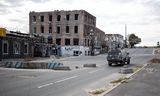 Een militair voertuig rijdt langs een blokkade in Koepjansk. Foto Jay Kogler/SOPA Images 