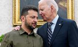 De Oekraïense president Volodymyr Zelensky wordt omhelsd door de Amerikaanse president Joe Biden in het Oval Office van het Witte Huis in Washington, 21 september 2023. 