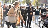 Kandidaat bij de voorzitterschapsverkiezingen voor D66 Janarthanan Sundaram op het H.J. van Heekplein in Enschede foto ERIC BRINKHORST  