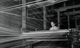 Vrouwelijke fabrieksarbeider in 1940 aan het werk in een textielfabriek in Taftville, Connecticut, VS. Foto Getty Images