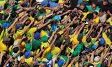 Aanhangers van de Braziliaanse ex-president Jair Bolsonaro proberen zondag in São Paulo met hun mobieltje een glimp op te vangen van hun held. 