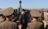 De Noord-Koreaanse leider Kim Jong-un woont een artillerie-oefening bij op een onbekende datum en plaats in Noord-Korea, op een foto die is vrijgegeven door het Noord-Koreaanse staatspersbureau KCNA.  