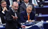 Manfred Weber, de voorman van de Europese christendemocraten, hier tijdens een debat met de Hongaarse premier Orbán, wil een rechtsere koers varen. 