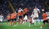 Ex-Ajacied Lassina Traoré kopt namens Sjachtar een bal weg in de Champions League play-off begin dit seizoen. Traoré ging vorig jaar naar Oekraïne. Afgelopen winter volgde David Neres, die eveneens van Ajax kwam. Foto Reau Alexis/Presse Sports 