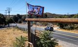 Een inwoner van Jacumba Hot Springs heeft een Trump-vlag gehesen. Het Californische grensgehucht stemde al overwegend Republikeins voordat het eind vorig jaar uitgroeide tot populaire oversteekplek van clandestiene migranten.