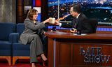 Kamala Harris bij The Late Show met Stephen Colbert. Foto Scott Kowalchyk/CBS 