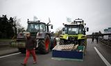 Boeren blokkeren een autoweg in Vélizy-Villacoublay nabij Parijs. Franse boeren zijn sinds maandag weer aan het protesteren.  