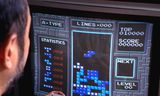 Tetris-commercial uit 1990 met originele  NES-controller.