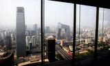 China World Trade Center (toren links) en het  CCTV-gebouw in aanbouw van Rem Koolhaas (lusvormig gebouw rechts) in Beijing, China, in 2008. Foto China Photos/Getty Images 