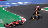 Max Verstappen (tweede auto) wordt op de voet gevolgd door Lando Norris tijdens de race in Mexico-Stad.