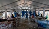 Artsen en verpleegsters zijn aan het werk in een tent in de provincie Zuid-Kivu in Congo waar mpox-patiënten worden behandeld. Foto Glody Murhabazi/AFP 