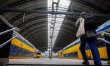 De treindienst-leiders van ProRail staken de komende twee weken voor een betere cao.