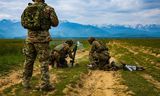 Nederlandse militairen nemen deel aan een NAVO-missie in Roemenië, met Franse collega’s.