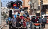 Een Palestijnse familie ontvlucht Rafah met een truck vol bezittingen. 
