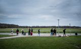 Vluchtelingen bij het aanmeldcentrum in Ter Apel.