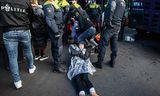 Politieagenten halen begin februari klimaatactivisten van  Extinction Rebellion van de A12 tijdens een blokkade in Den Haag. De activisten eisen een einde aan subsidies voor fossiele brandstoffen. 