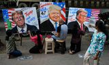 Bij een school in Mumbai, India, schilderen kunststudenten portretten van Donald Trump. 