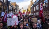 Leden van De Socialisten, een afsplitsing van de SP, en van de socialistische jongerenorganisatie ROOD zijn aanwezig tijdens een protest tegen de bezuinigingsplannen van het kabinet op onderwijs en onderzoek. 