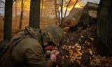 Een militair van de 13e Brigade van de Nationale Garde van Oekraïne vuurt een Giatsint-B-kanon af op Russische posities nabij Charkiv, op woensdag 6 november 2024. Foto Efrem Lukatsky/AP 