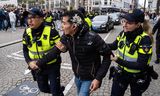 De politie heeft op de Dam in Amsterdam een man aangehouden na het provoceren van supporters van Maccabi Tel Aviv. 