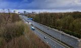 Een bovenaanzicht van de A27 bij het natuurgebied Ameliswaard. Voor de geplande verbreding van het traject zouden honderden bomen moeten worden gekapt.  