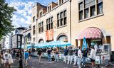 In Utrecht drinken studenten bier op het Janskerkhof, voor het pand van USC, het Utrechtsch Studenten Corps.