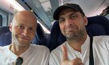 Theatermaker Sadettin Kirmiziyüz (rechts) en regisseur Casper Vandeputte maken een selfie in de trein richting Turkije.