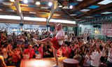 Toeristen kijken naar een show in het cultrestaurant Bierkonig in El Arenal op Mallorca. 