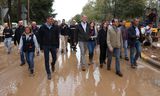 De Spaanse koning Felipe (boven) en koningin Letizia (linksonder) werden zondag in Paiporta bekogeld met modder bij een bezoek aan het rampgebied. Foto’s MANAURE QUINTERO/AFP, Reuters 