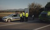 Slowaakse grenspolitie voert controles uit in de buurt van de plaats Kosice, bij de grens met Hongarije. 