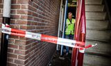 Politieman doet in een woning nader onderzoek naar een moord  Foto  ANP /Rob Engelaar