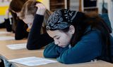 Achtstegroepers van basisschool de Sterrenpracht in Axel, Zeeuws-Vlaanderen, lezen mee met het boek Zwarte sneeuw.  