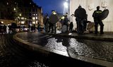 Ondanks een noodverordening en een demonstratieverbod kwamen zondagmiddag honderden pro-Palestijnse demonstranten naar de Dam in Amsterdam om te protesteren. 