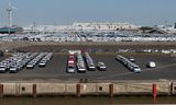 De fabriek gezien vanuit de autohaven in Emden. Indirect levert de Volkswagen-fabriek ook duizenden banen op in de haven of bij toeleveranciers. 