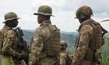 Militairen van de Congolese strijdkrachten staan op 27 oktober op wacht in Lubero, in de Congolese provincie Noord-Kivu, ter verdediging tegen de door Rwanda gesteunde strijdgroep M23. 