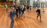 De advocaat van radiomaker Sven Pichal, Walter Damen, wordt gefotografeerd en ondervraagd door de pers bij een zitting in Antwerpen. 