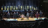 David Langs opera 'Prisoner of the state' woensdagavond in Bochum, met in het midden bariton Michael Wilmering (gele broek) en sopraan Claron McFadden (lichtgrijze jasje).