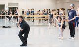 Choreograaf Alexei Ratmansky tijdens een repetitie met Het Nationale Ballet.