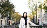 Documentairemaakster Kelly-Qian van Binsbergen, op de Amsterdamse Wallen met haar hondje Frommel (die ook een rol speelt in haar documentaire).