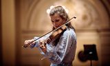 Violiste Janine Jansen tijdens  Janine’s Bach Festival: het zijn noten die behoren tot een andere dimensie dan de onze. 