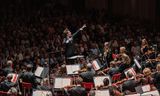 Klaus Mäkelä dirigeert het Concertgebouworkest. 
