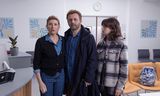 Sharon Horgan, Michael Sheen en Alison Oliver in de serie Best Interests.