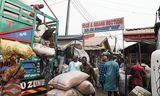 Truck met graan op een markt in Lagos, vorige maand. Door de inflatie en de dalende munt zijn de voedselprijzen scherp gestegen.