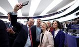 Commissievoorzitter Ursula von der Leyen poseert samen met onder meer de nieuwe Belgische Eurocommissaris Hadja Lahbib (geheel rechts), nadat het parlement in Straatsburg had ingestemd met alle kandidaten.  