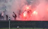 Feyenoordsupporters steken vuurwerk af bij een thuiswedstrijd tegen RKC, waar geprotesteerd werd tegen de bouw van een nieuw stadion.