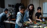 Een buurtmaaltijd bij de Goede Herderkerk, gemaakt door kinderen uit Schiebroek-Zuid.