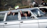 Feestvierende Syriërs in Damascus nadat op de staatstelevisie de vlucht van president Assad is gemeld. Foto Hasan Belal / EPA  